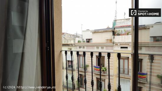 Se alquila habitación en piso de 5 habitaciones junto a La Rambla en Barcelona - BARCELONA