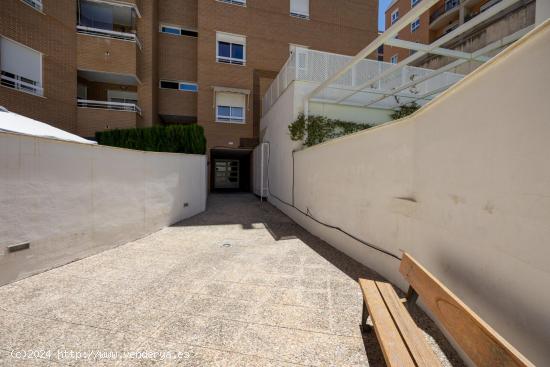 MAGNIFICO ATICO EN EL SERRALLO CON TERRAZA , PISCINA , GARAJE Y TRASTERO - GRANADA