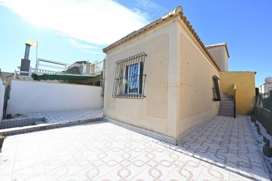  Bungalow en esquina para reformar de 2 dormitorios, piscina comunitaria en Torrevieja - ALICANTE 