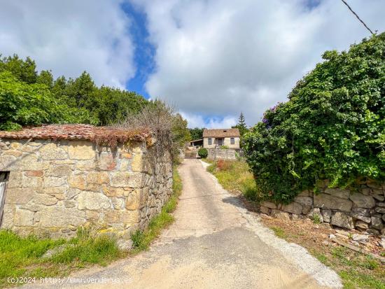 EDIFICACIONES TRADICIONALES CON PARCELA PARA RESTAURAR EN PARADA - NIGRAN - PONTEVEDRA