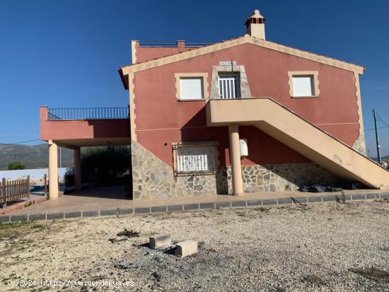 Preciosa casa en Moratalla con parcela y piscina - MURCIA