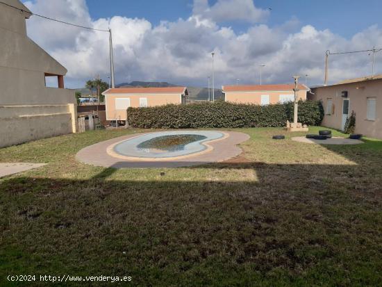 Bonito chalet con un gran jardín y piscina, ¡pero eso no es todo! - MURCIA