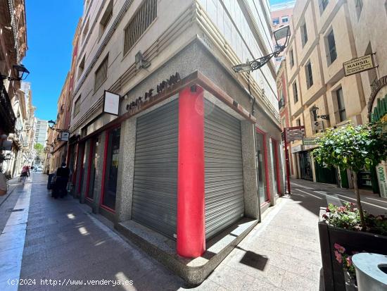 VENTA DE AMPLIO LOCAL EN CALLE COMERCIAL HACIENDO ESQUINA CON 15 METROS DE FACHADA - ALMERIA