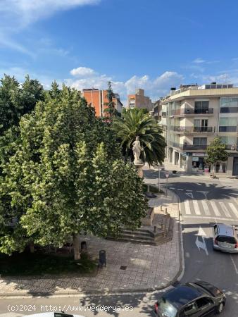 Casa amb 4 plantes, ascensor i gran garatge a la Plaça del Rei d´Igualada - BARCELONA