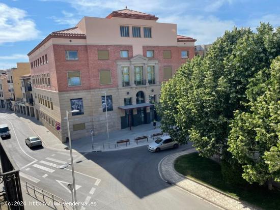 Casa amb 4 plantes, ascensor i gran garatge a la Plaça del Rei d´Igualada - BARCELONA