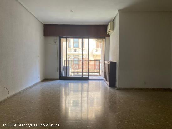 Se vende estupenda vivienda en pleno centro con 5 dormitorios y garaje - ALBACETE