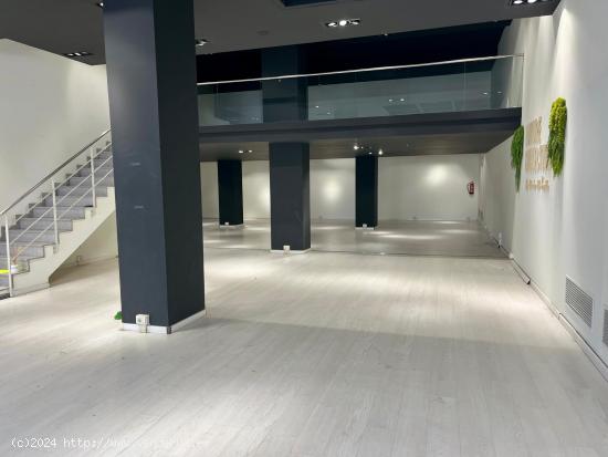 GRAN LOCAL COMERCIAL EN ZONA CENTRO - BARCELONA