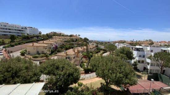 Soleado ático de 3 dormitorios con garaje y trastero en la zona de Calahonda - MALAGA