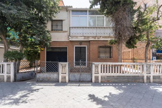  Oportunidad casa en pleno Centro Avda Dilar con Avda America - GRANADA 