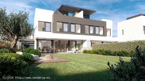 Villa Pareada de 3 dormitorios y 2 baños con jardín y solarium. Estepona - MALAGA