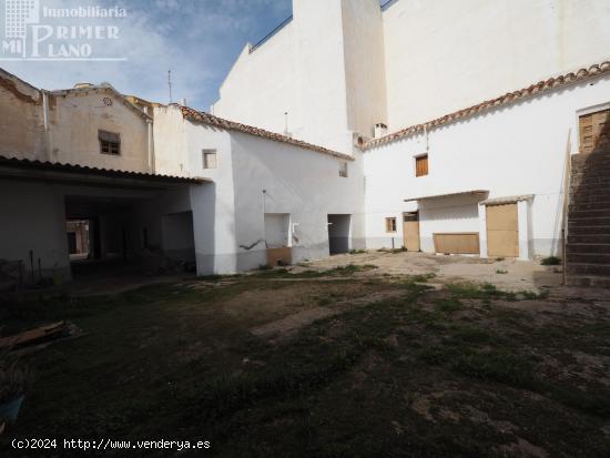  Casa en pleno centro de Tomelloso, para tirar, a dos calles con 31 m de fachada y 418 m2. - CIUDAD R 