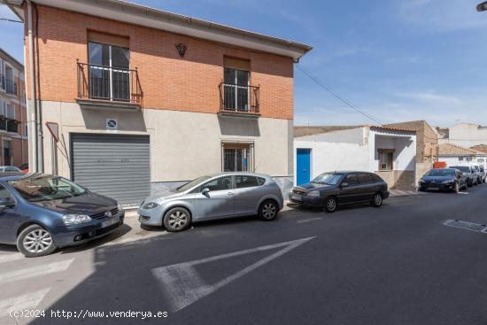 ¡¡¡CASA EN EL CENTRO DE ARMILLA, EN ESQUINA, LISTA PARA ENTRAR A VIVIR!! - GRANADA