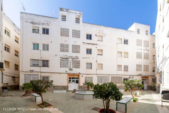 Precioso piso de tres dormitorios a la venta - ALMERIA