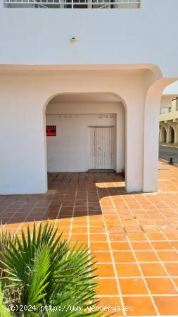 LOCAL CON POSIBILIDAD DE 3 ESCAPARATES - ALMERIA