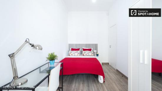 Impresionante habitación en alquiler en un apartamento de 7 dormitorios, cerca de la Casa de les Pu