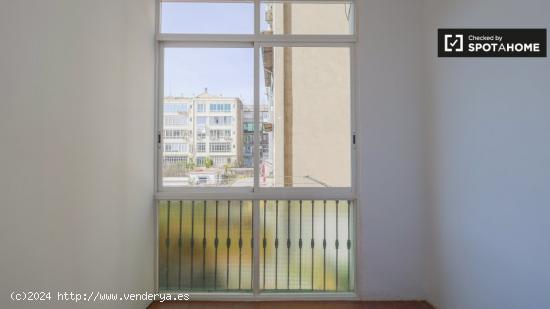 Impresionante habitación en alquiler en un apartamento de 7 dormitorios, cerca de la Casa de les Pu