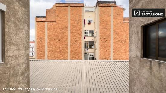 Se alquila habitación en piso de 4 habitaciones en Montjuïc, Barcelona - BARCELONA