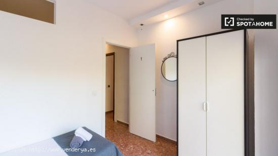 Se alquila habitación en piso de 5 habitaciones en Barcelona - BARCELONA