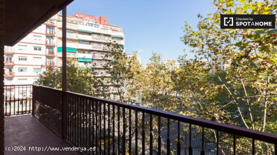 Se alquila habitación en piso de 5 habitaciones en Barcelona - BARCELONA