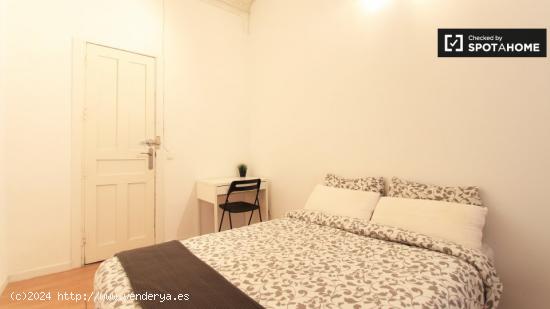 Amplia habitación con armario independiente en el apartamento compartido, Puerta del Sol - MADRID