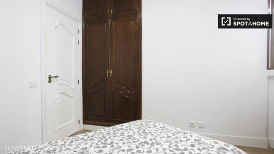 Acogedora habitación en alquiler en un apartamento de 8 dormitorios en Pirámides, Madrid - MADRID