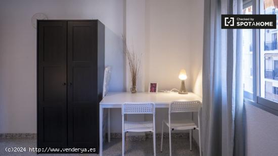 Alquiler de habitaciones en piso de 5 dormitorios en Torrefiel - VALENCIA