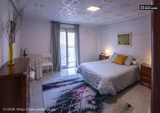 Alquiler de habitaciones en piso de 5 dormitorios en Torrefiel - VALENCIA