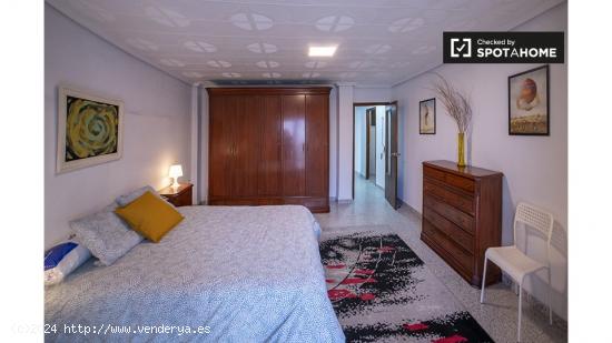 Alquiler de habitaciones en piso de 5 dormitorios en Torrefiel - VALENCIA