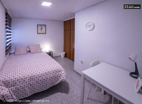 Alquiler de habitaciones en piso de 5 dormitorios en Torrefiel - VALENCIA