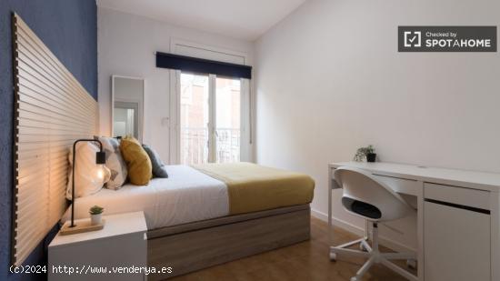 Se alquila habitación en piso de 5 habitaciones en Barcelona - BARCELONA