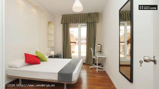 Habitación luminosa en apartamento de 6 dormitorios en Les Corts - BARCELONA