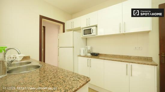 Habitación luminosa en apartamento de 6 dormitorios en Les Corts - BARCELONA