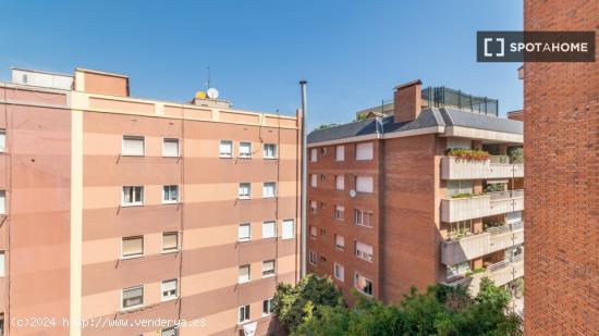 Se alquila habitación en piso de 5 habitaciones en Barcelona - BARCELONA