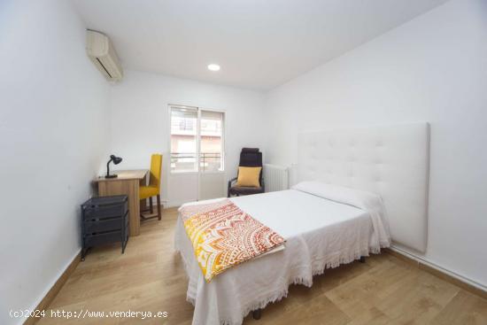 Se alquila habitación en apartamento de 3 dormitorios en Beiro - GRANADA