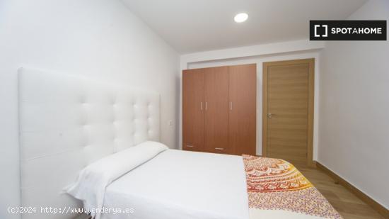 Se alquila habitación en apartamento de 3 dormitorios en Beiro - GRANADA