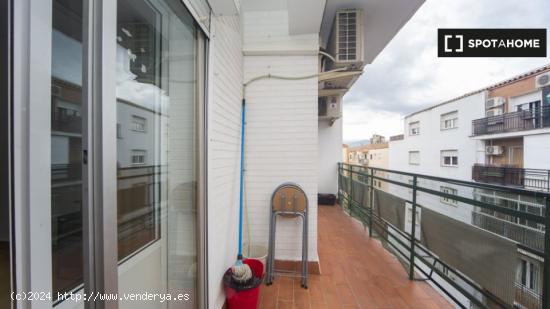 Se alquila habitación en apartamento de 3 dormitorios en Beiro - GRANADA