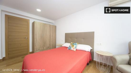 Se alquila habitación en apartamento de 3 dormitorios en Beiro - GRANADA