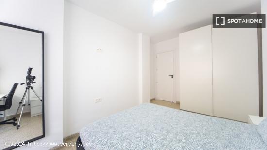 Habitaciones para alquilar en apartamento de 4 dormitorios en Granada - GRANADA