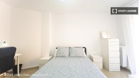 Habitaciones para alquilar en apartamento de 4 dormitorios en Granada - GRANADA