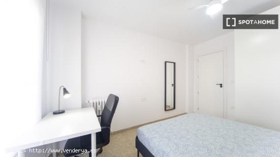 Habitaciones para alquilar en apartamento de 4 dormitorios en Granada - GRANADA