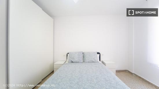 Habitaciones para alquilar en apartamento de 4 dormitorios en Granada - GRANADA