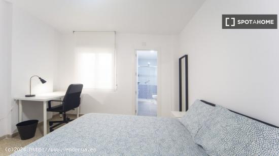 Habitaciones para alquilar en apartamento de 4 dormitorios en Granada - GRANADA