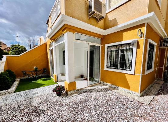 Bungalow planta baja reformado con 2 dormitorios y piscina - ALICANTE