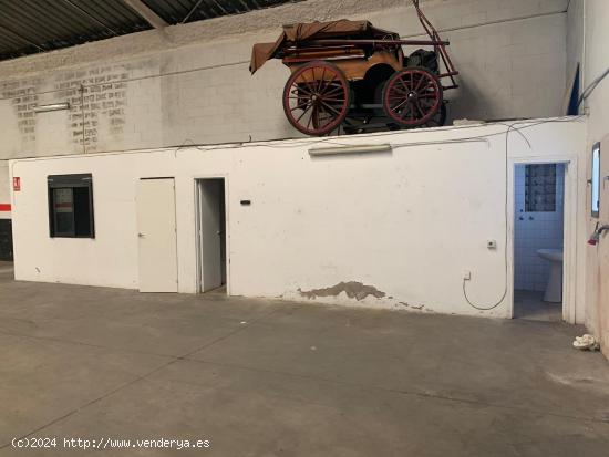 ESTUPENDA NAVE EN EL POLÍGONO EL PINO - SEVILLA