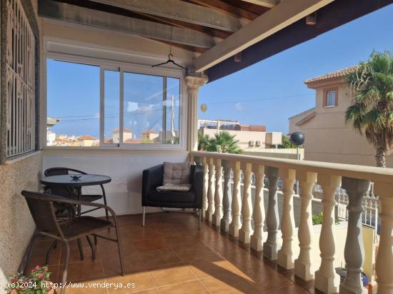 Villa de 2 plantas con garaje, jardín, solárium y piscina privada cerca de Villamartin - ALICANTE