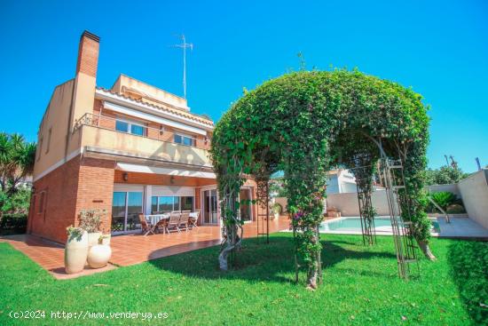  Maravillosa casa con piscina - BARCELONA 