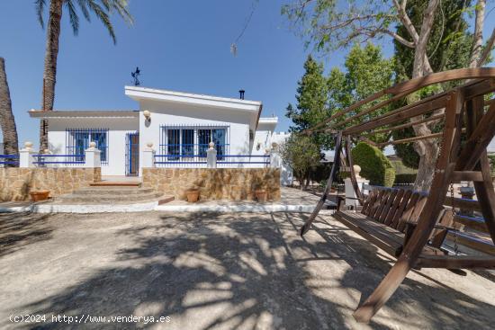 Chalet de 4 dormitorios y 2 baños con parcela de más de 7.000 m² - ALICANTE