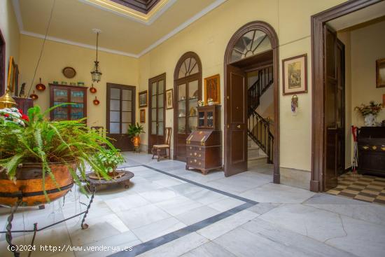 CASA PALACIO EN PLENO CENTRO - CADIZ