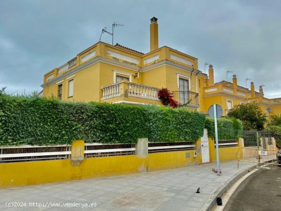 GRAN CHALET CON PISCINA EN UNA ZONA INMEJORABLE. - CADIZ