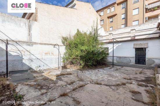 Casa con gran patio para reformar en Cardenal Parrado - GRANADA